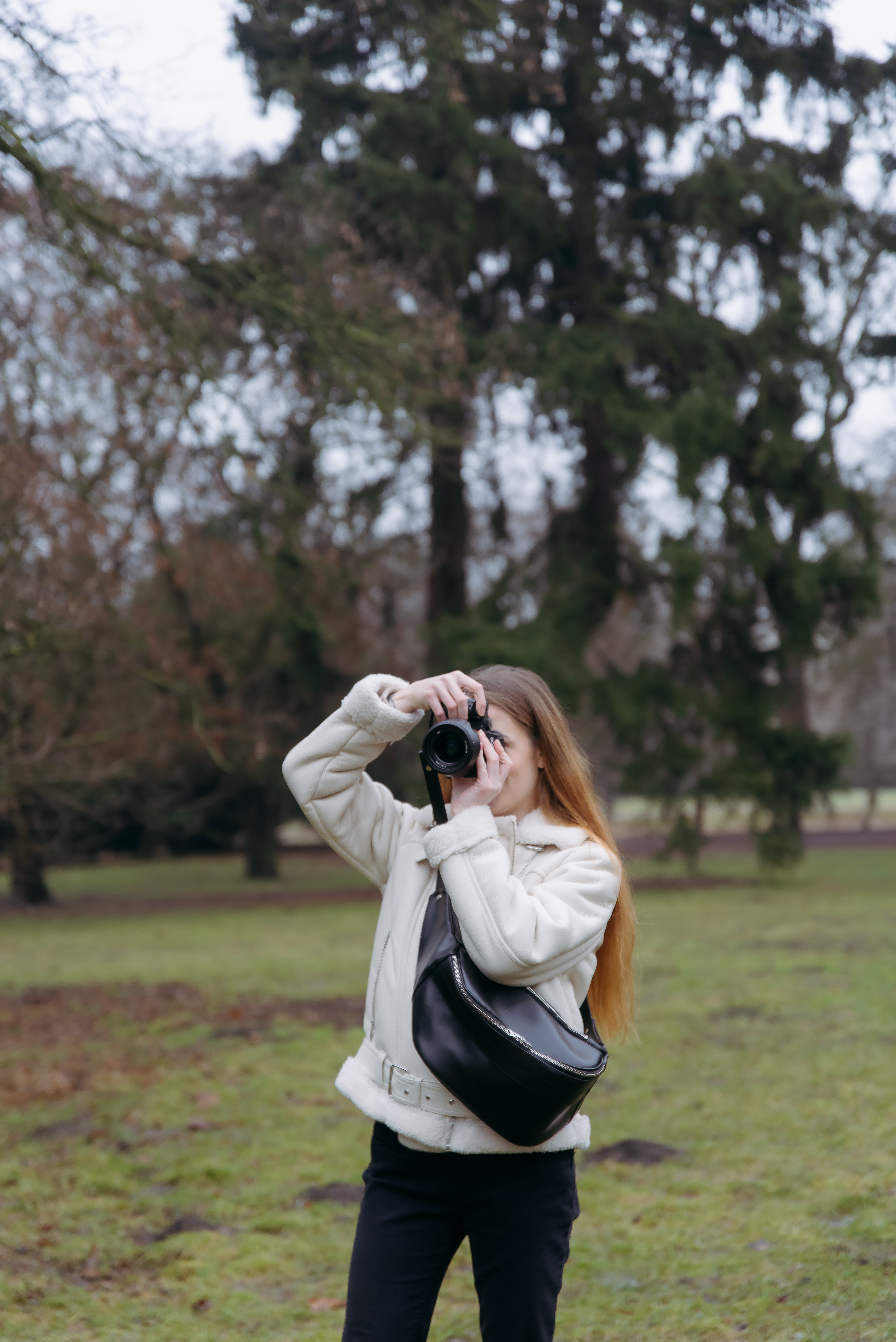 fotograf používá fotobrašnu ledvinku při focení
